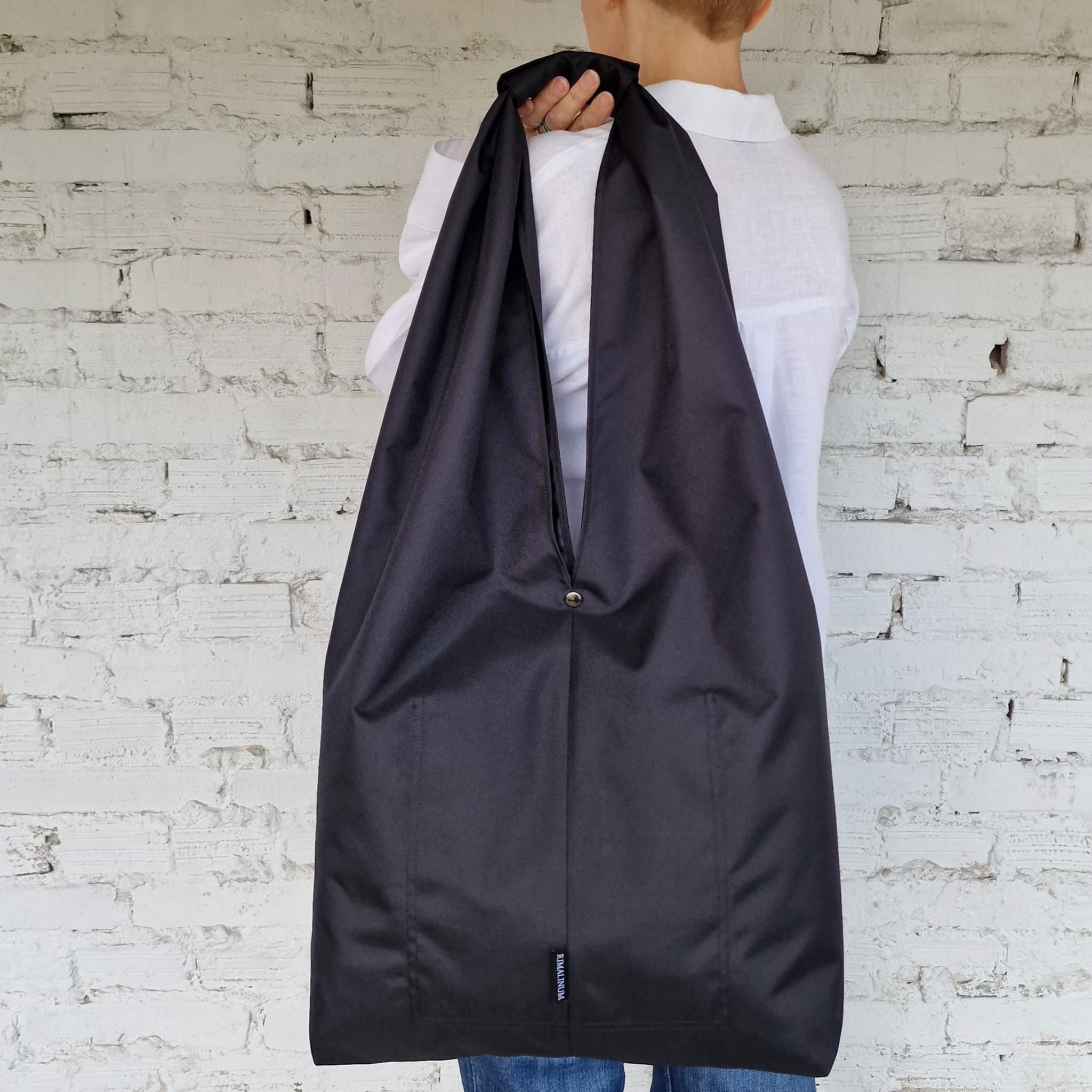 The view of the pocket and the closure of the hobo bag