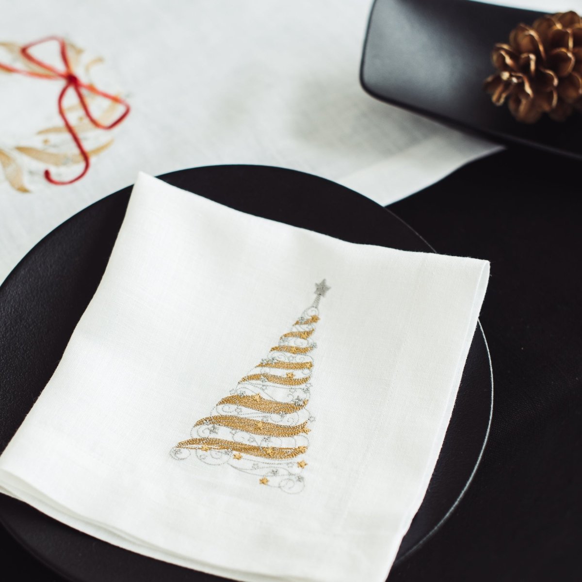 Christmas Linen Napkins with Christmas Tree Embroidery - RIMALINUM