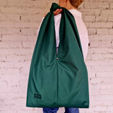 Oversized waterproof HOBO bag worn on the shoulder. Spacious, lightweight and stylish – perfect for everyday use or weekend travel.