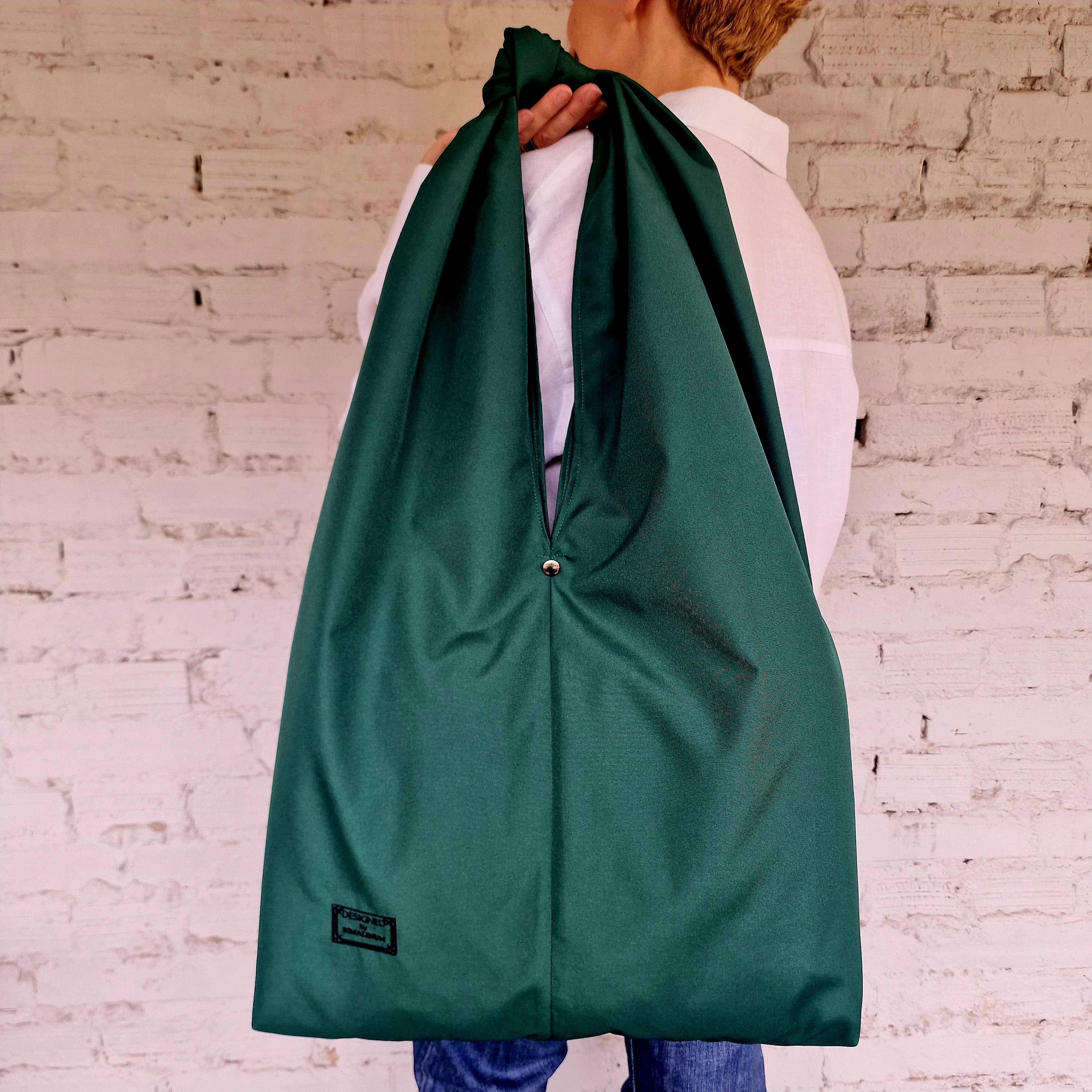 Oversized waterproof HOBO bag worn on the shoulder. Spacious, lightweight and stylish – perfect for everyday use or weekend travel.
