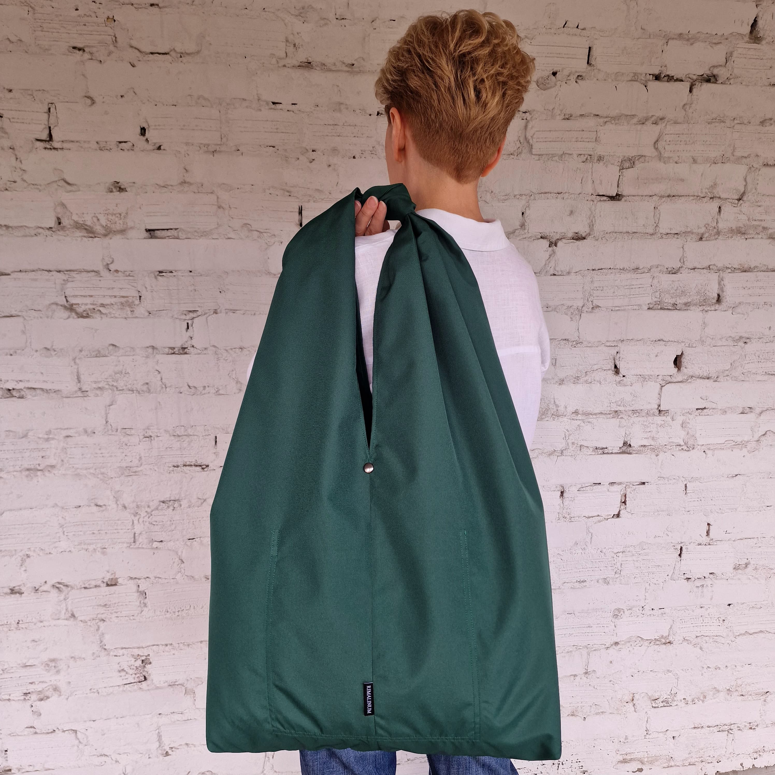 Back view of the large HOBO tote. Soft, flexible structure that adapts to what you carry – from laptops to groceries