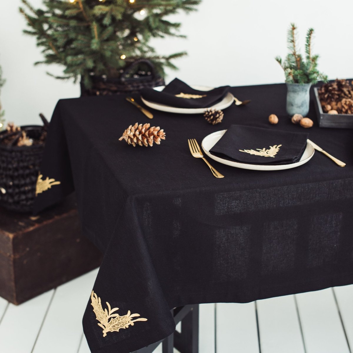 Christmas Mistletoe Black Cloth Napkin | Sets of 2, 4 or 6 - RIMALINUM