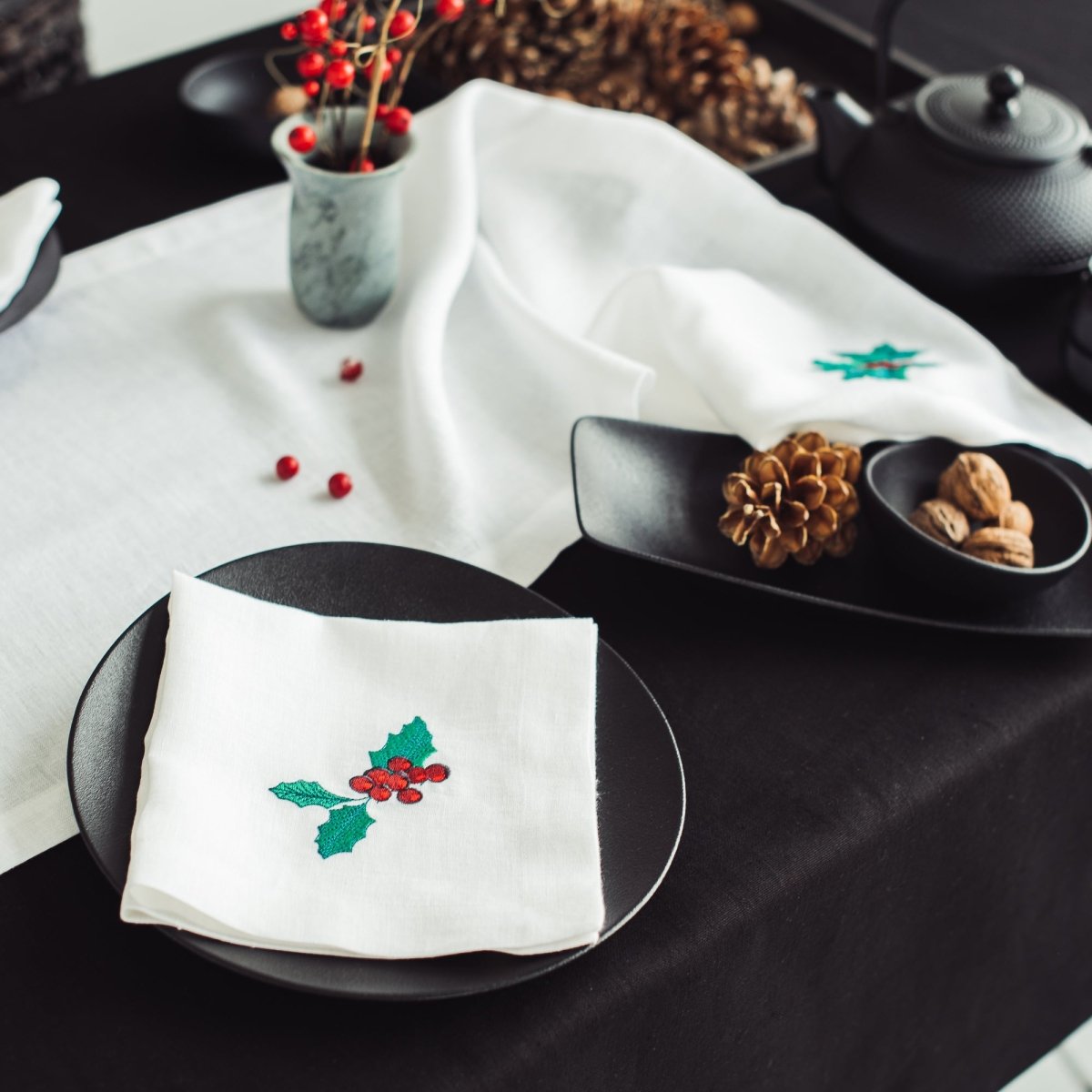 Christmas Linen Napkins with Holly Embroidery - RIMALINUM