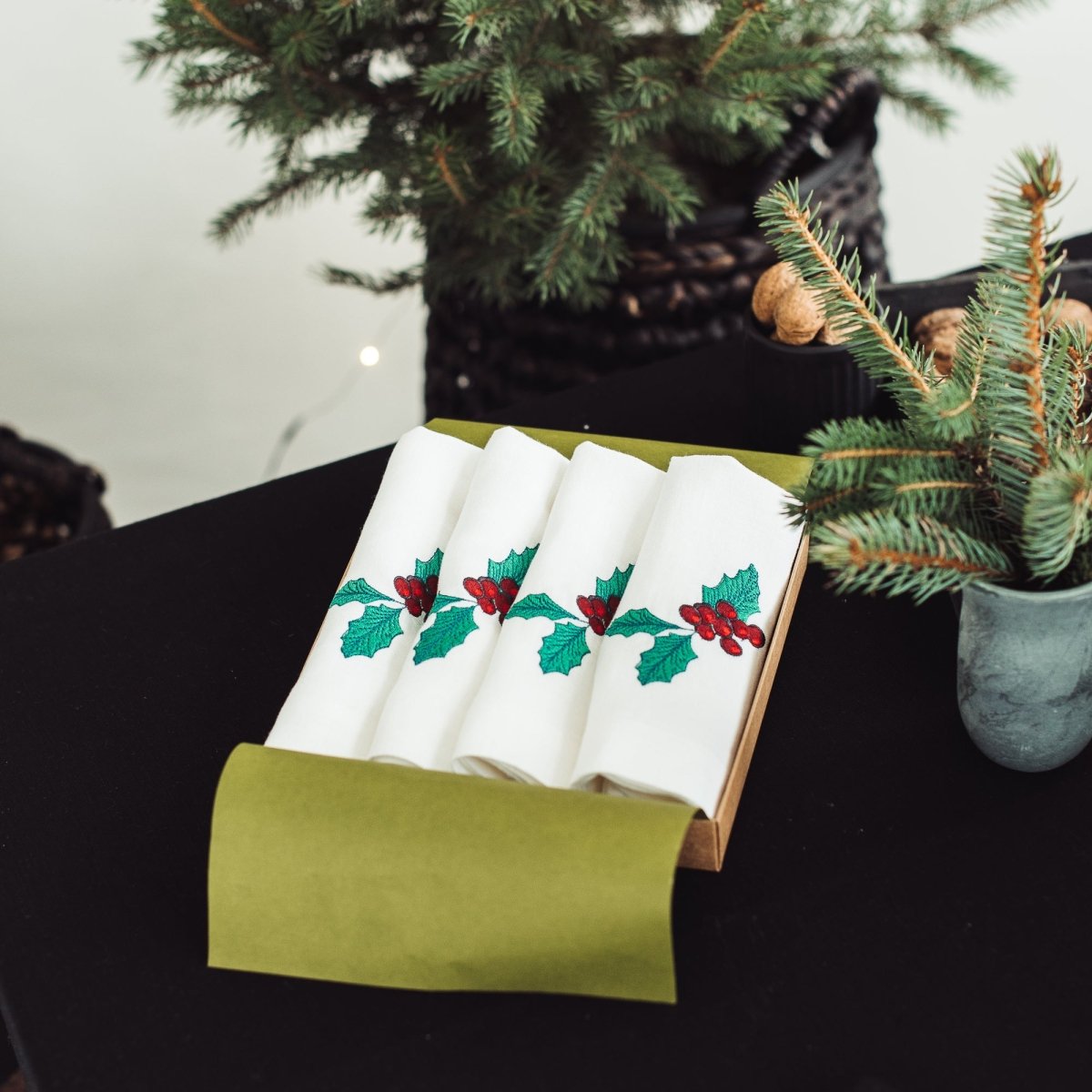 Christmas Linen Napkins with Holly Embroidery - RIMALINUM