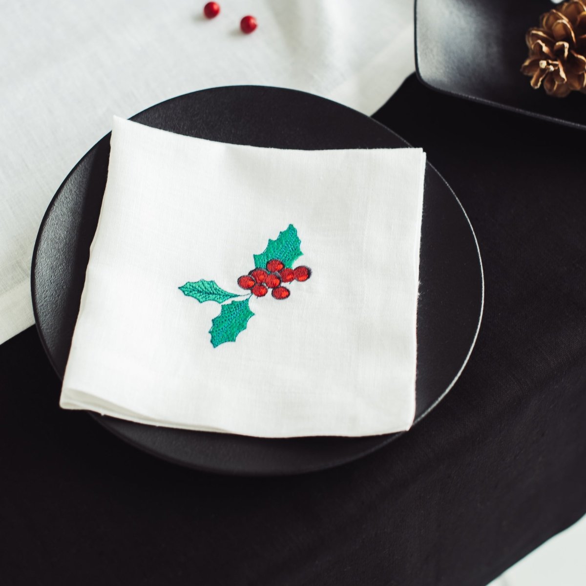 Christmas Linen Napkins with Holly Embroidery - RIMALINUM