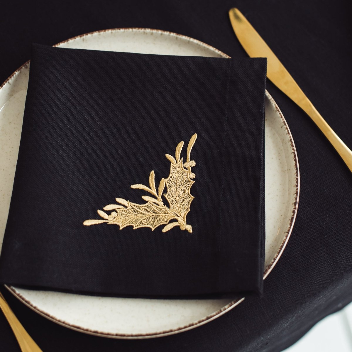 Christmas Mistletoe Black Cloth Napkin | Sets of 2, 4 or 6 - RIMALINUM