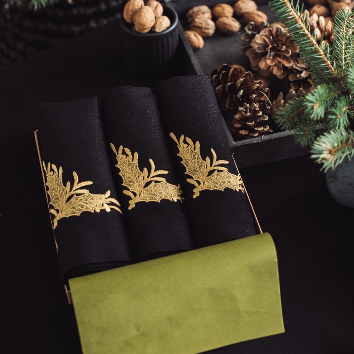 Christmas Mistletoe Black Cloth Napkin | Sets of 2, 4 or 6 - RIMALINUM