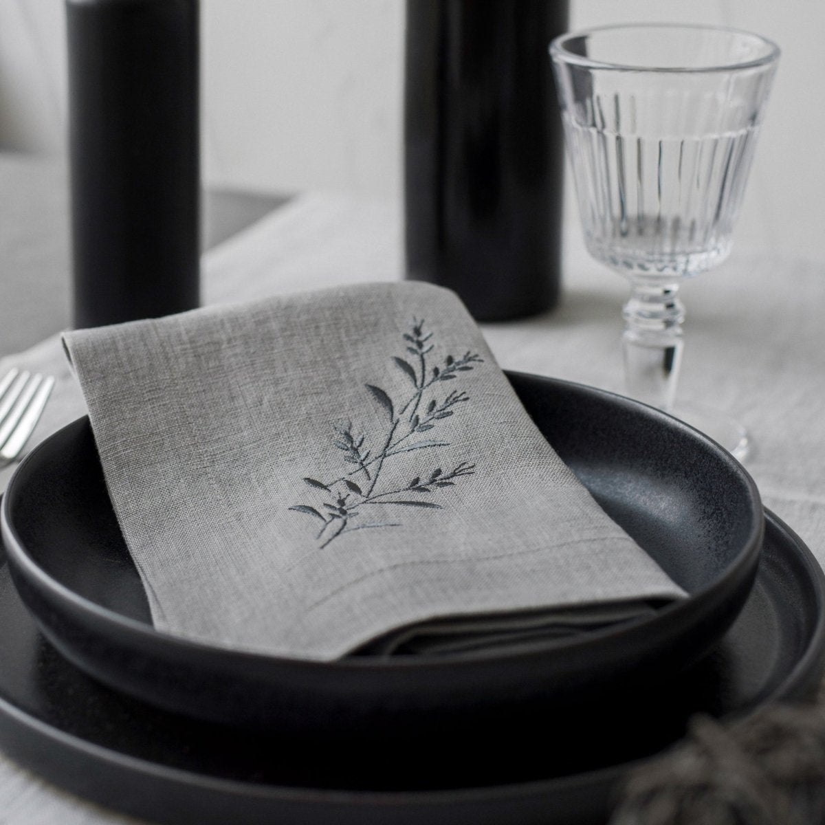 Linen Napkin Embroidered with a Beautiful Floral Design - RIMALINUM